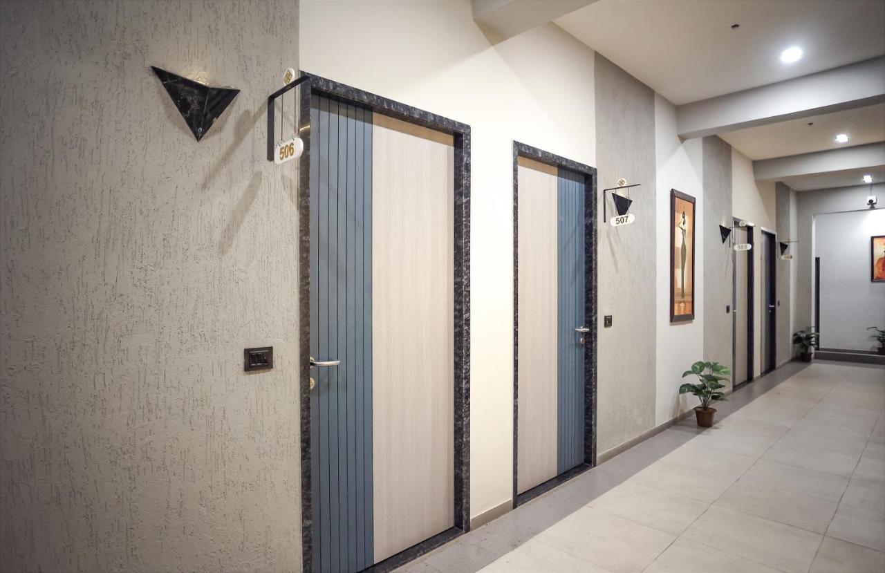 Hotel The Parker Inn By Kbnt Group سورات المظهر الخارجي الصورة