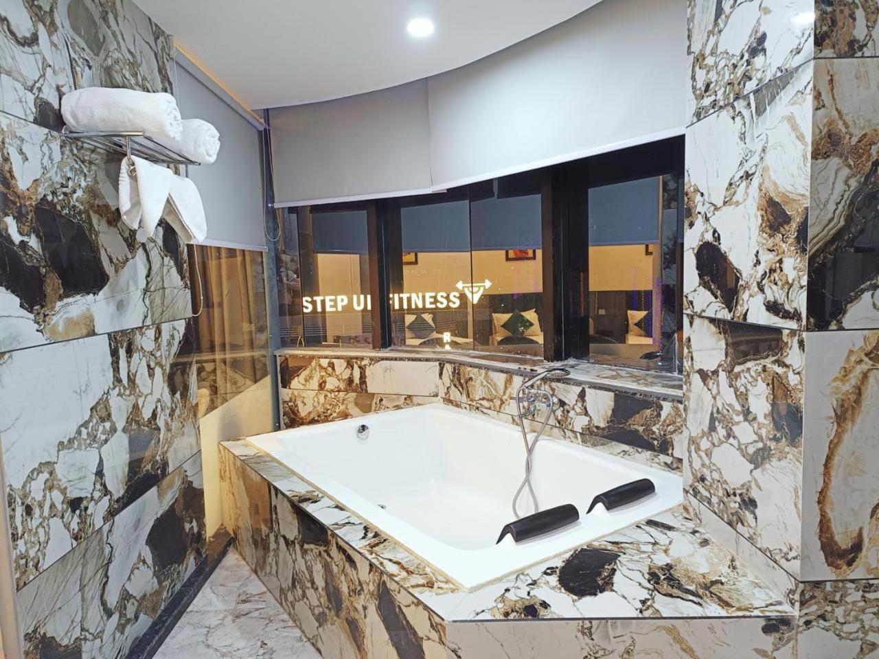 Hotel The Parker Inn By Kbnt Group سورات المظهر الخارجي الصورة